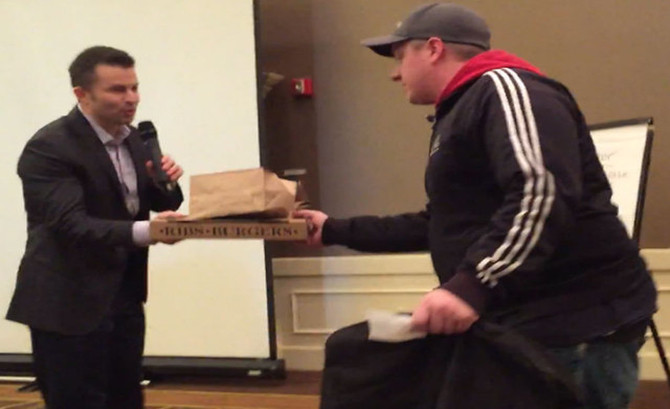 Reactia unui barbat care a primit un bacsis de 2000 de dolari pentru ca a livrat o pizza. VIDEO