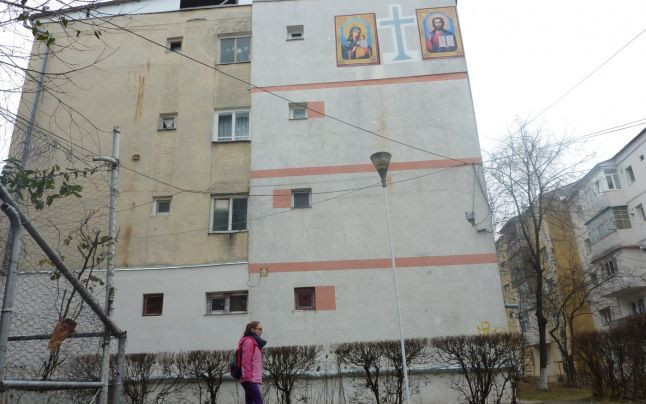 Un barbat din Botosani a pictat doua icoane uriase pe fatada blocului. Reactia preotilor din oras