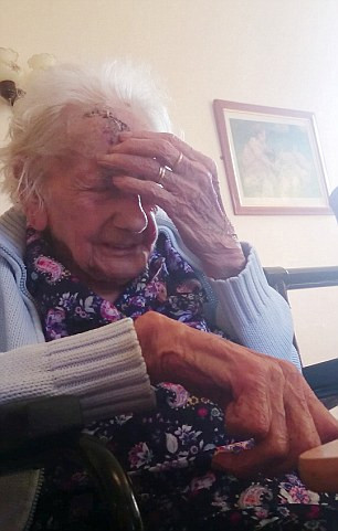 Femeie internata intr-un azil de batrani filmata implorandu-si nepoata sa-i dea de mancare. "Ma lasa sa mor de foame aici"