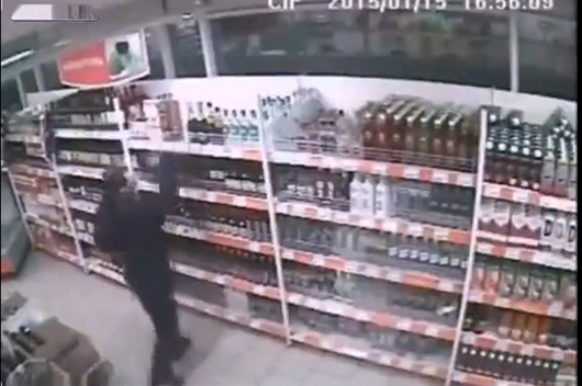 A incercat sa fure cateva sticle de bautura, dar s-a facut de tot rasul. Ce s-a intamplat cand a vrut sa fuga