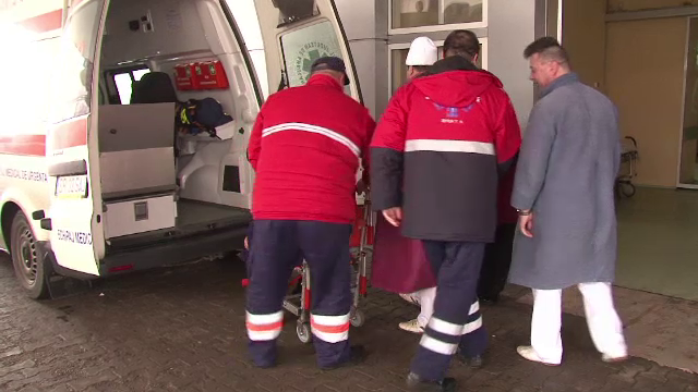 O femeie de 67 de ani si-a atacat sora cu un cutit pentru ca i-a ascuns bautura. Victima a scapat cu ajutorul vecinilor