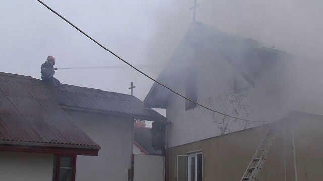 Incendiu la manastirea Sfintii Apostoli Petru si Pavel din Parva, judetul Bistrita Nasaud