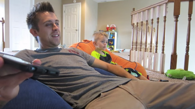 Cum s-a gandit un tatic sa aiba grija de copiii lui pana se intoarce sotia. Filmuletul de 11 milioane de afisari in doua zile