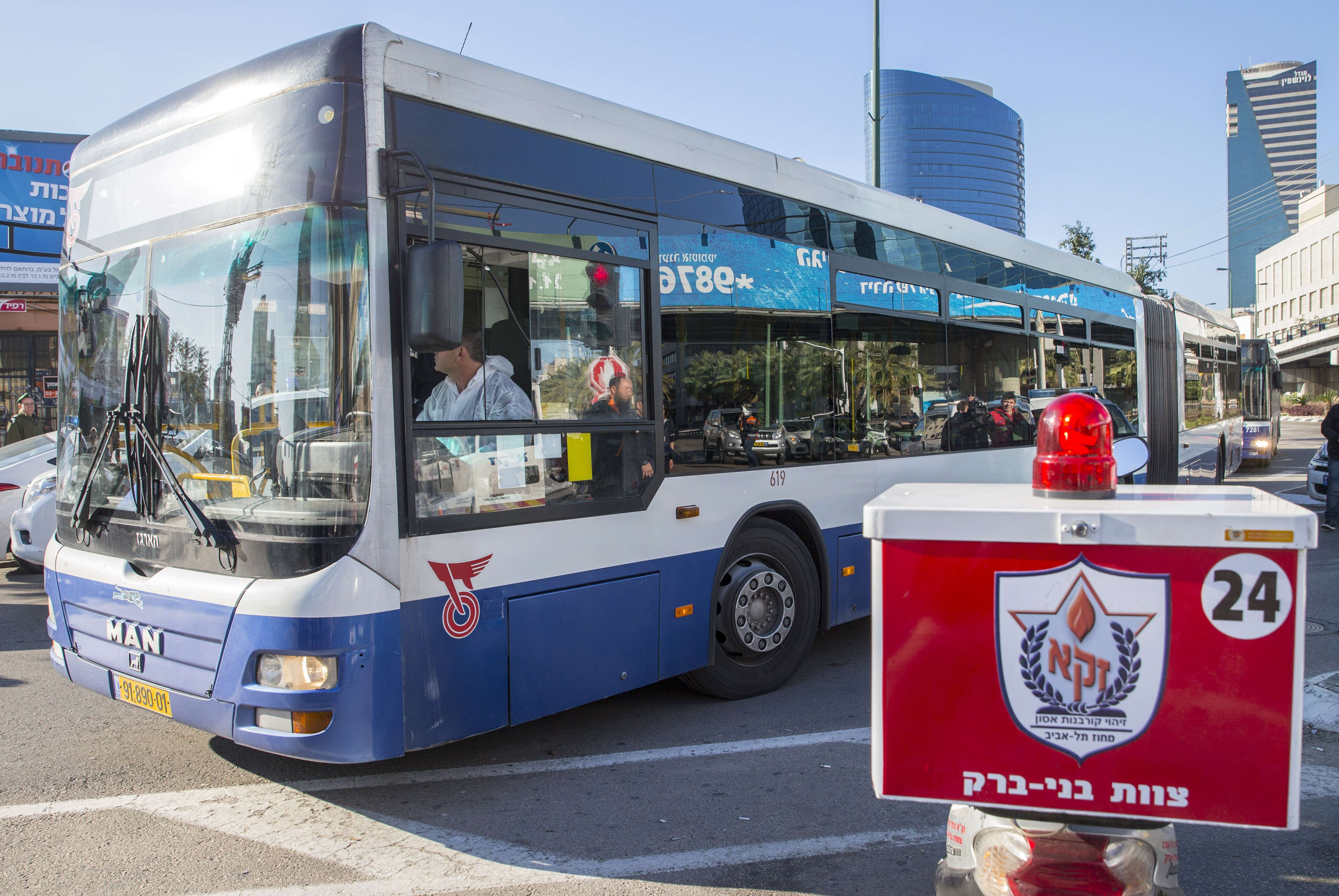 Un palestinian inarmat cu un cutit a ranit mai multe persoane intr-un autobuz din Tel-Aviv. Agresorul a fost arestat