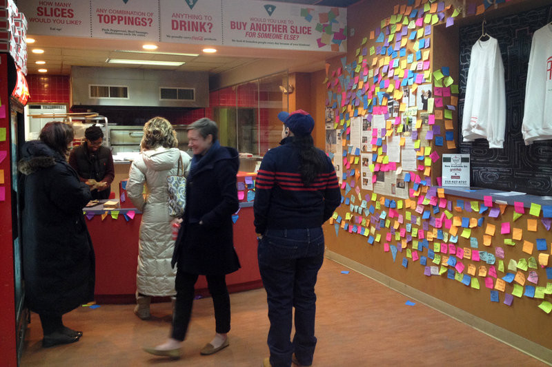 O pizzerie si-a decorat peretii cu post-it-uri, iar clientii sunt impresionati. Motivul emotionant din spatele gestului