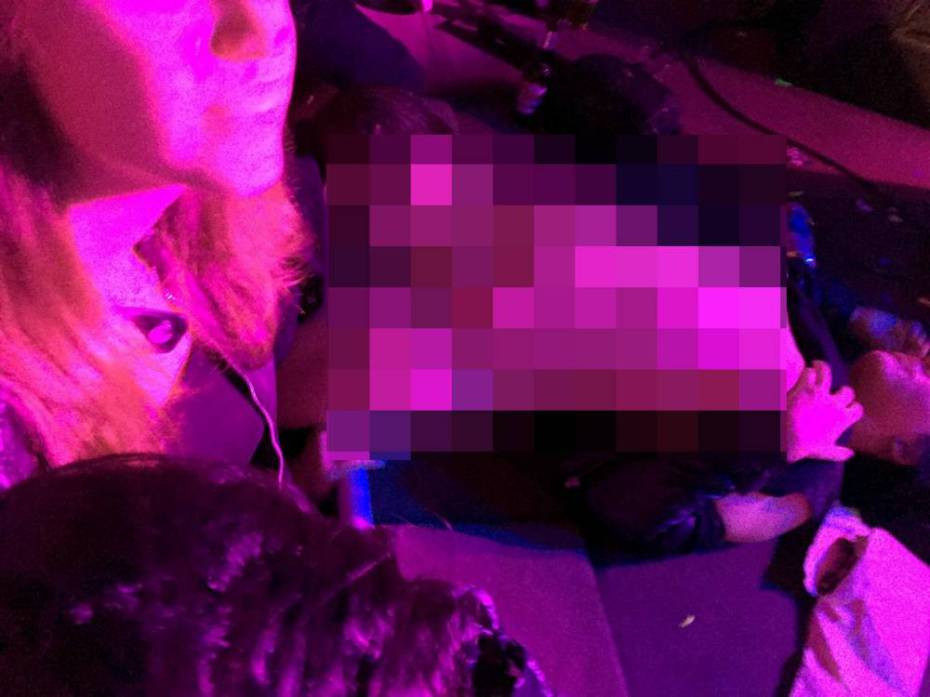 Incident mai putin obisnuit, in California, in timpului unui concert punk. Doi fani au confundat scena cu dormitorul