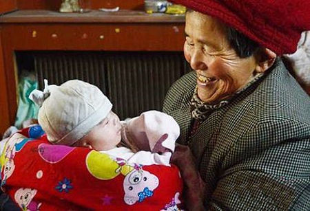 A adoptat si a crescut 39 de copii cu dizabilitati. Cum au inteles autoritatile din China sa isi arate recunostinta