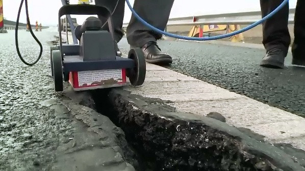 Nesfarsita poveste a gropilor de pe Autostrada Sibiu - Orastie. Imaginile unui esec de proportii: a patra serie de reparatii