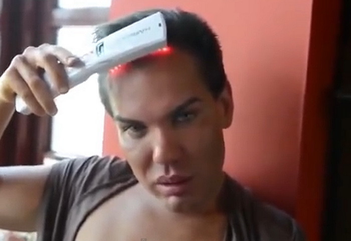 Cum arata insotitorul de zbor care a cheltuit peste 150.000 de euro pe 24 de operatii estetice