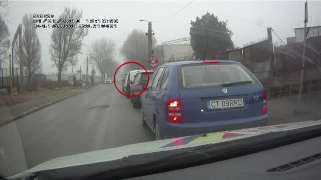 A fost filmat in timp ce isi arunca tigara pe strada. De ce surpriza a avut parte apoi acest sofer din Constanta