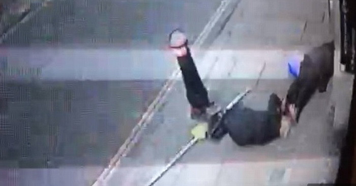 Momentul in care doua femei au fost puse la pamant de o schela cazuta pe un trotuar, in Londra. VIDEO