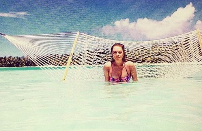 Lindsay Lohan a inlocuit costumul de baie cu lenjeria intima. Cum a aparut pe o plaja din Grecia. FOTO