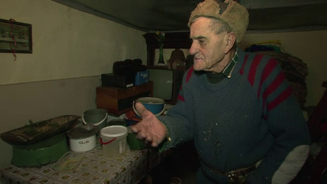 Doi hoti au jefuit un batran de 89 de ani din Suceava. S-au prefacut ca vor sa cumpere porumb, apoi au fugit cu 15.000 de lei