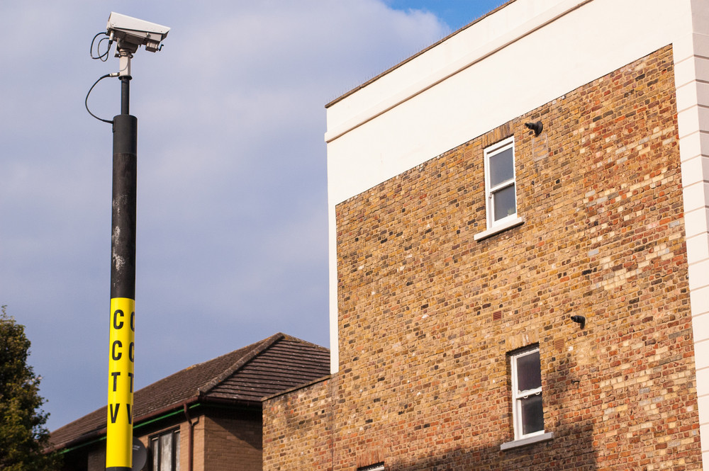 Problema lui Busu: Un barbat se catara pe un stalp, sa vada ce scrie pe biletul din varf. Surpriza uriasa pe care o are