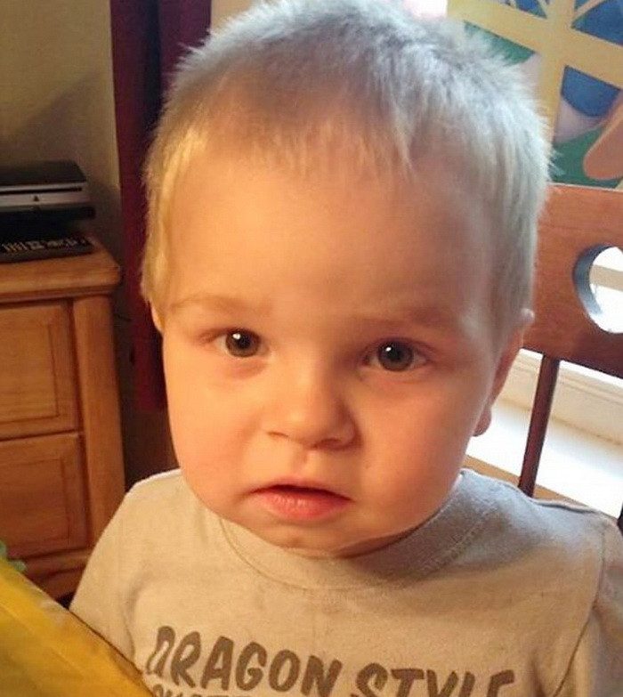 SUA: Un baietel de 2 ani s-a impuscat mortal dupa ce a descoperit arma tatalui in masina