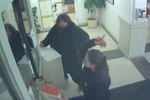 Incident bizar intr-o sectie de politie din SUA. Motivul din cauza caruia o femeie a aruncat cu carne in politisti