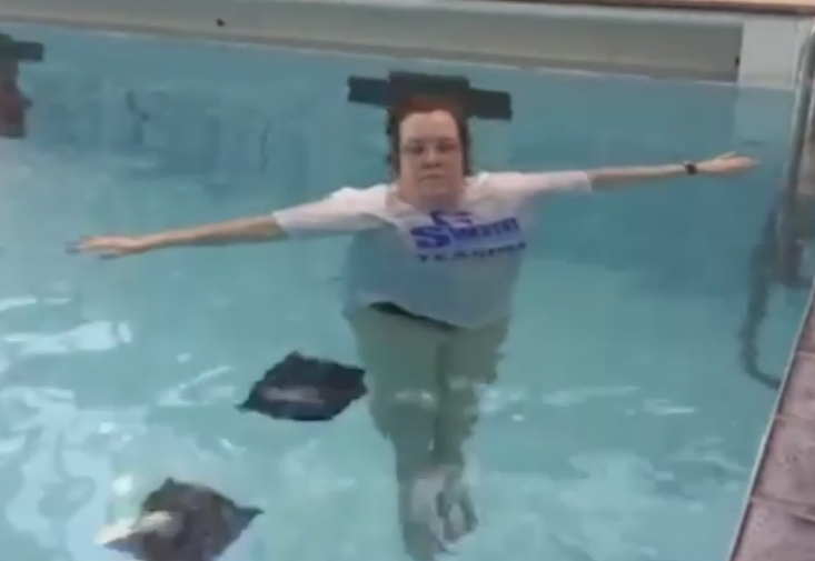 Cazul ei este UNIC in lume. Ce se intampla cand aceasta femeie intra in apa - VIDEO