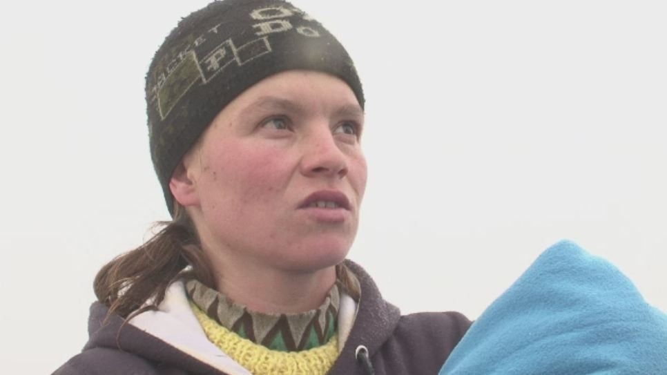 Un copil de 5 ani, cu handicap locomotor, a ajuns la spital in coma. Mama lui sustine ca a cazut din pat si s-a lovit