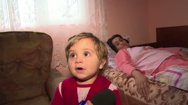 Povestea cutremuratoare a unei familii cu 2 fetite. Traiesc cu 450 de lei/luna, tatal e invalid, iar mama are cancer