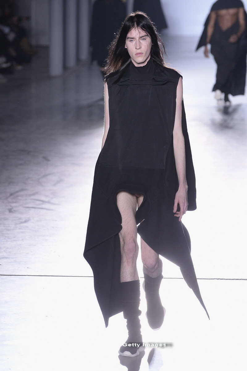 Colectia vestimentara care a provocat scandal la Saptamana Modei la Paris. Ce parte a corpului unui barbat NU este acoperita