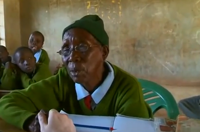 O femeie de 90 de ani din Kenya, cel mai batran elev de scoala primara din lume. Invata alaturi de 6 stra-stra-stranepoti