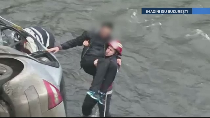Trei persoane au ajuns cu masina in raul Dambovita. Marturia celor care au vazut masina zburand in apa