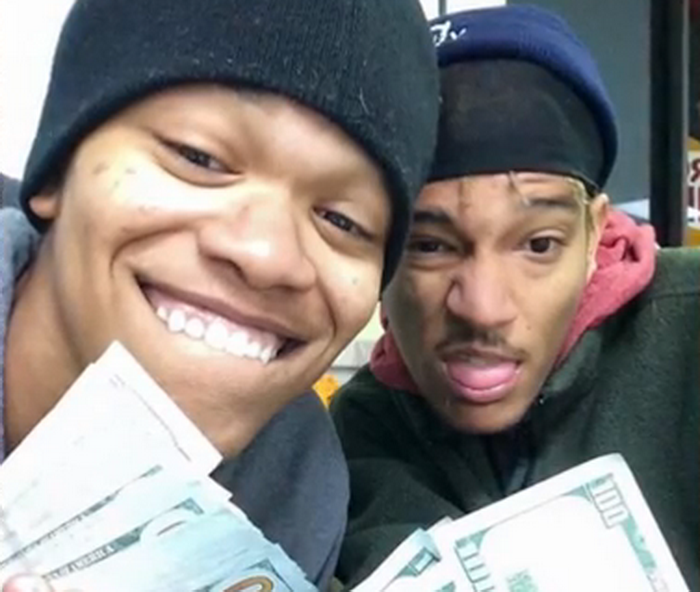 Doi hoti din SUA au fost arestati dupa ce au furat un iPad si au facut poze cu el