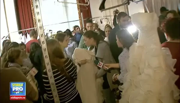 Circ la Palatul Parlamentului: doua tinere s-au batut pe o rochie de mireasa in fata presei. VIDEO