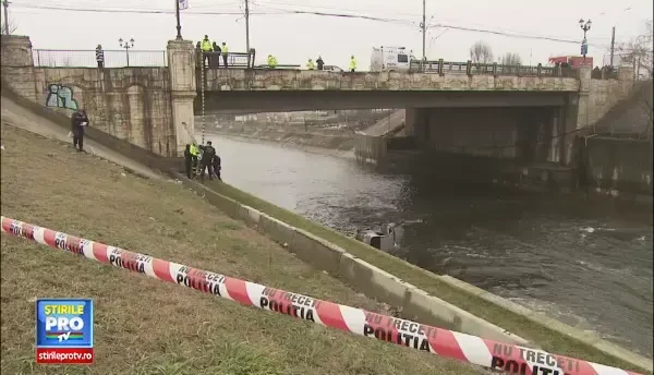 Trei persoane au ajuns cu tot cu masina in raul Dambovita, in zona Podului Ciurel.