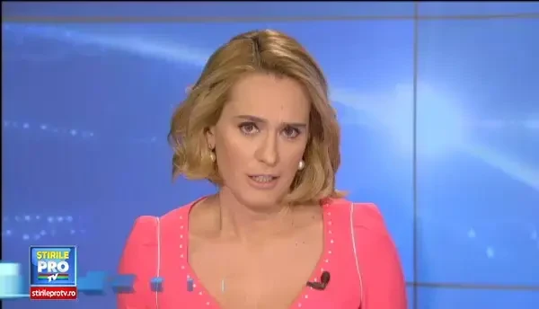 Cine sunt de fapt fetele care s-au batut pe o rochie de mireasa la Palatul Parlamentului. Una dintre ele ar fi actrita. VIDEO