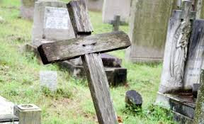 O romanca e terorizata in Anglia. Atacatorii au smuls crucea de la mormantul fiicei ei si au infipt-o invers in curtea casei