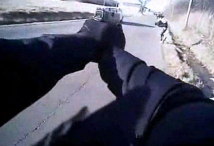 Momentul in care un politist american impusca un suspect, surprins de camera corporala a ofiterului. VIDEO