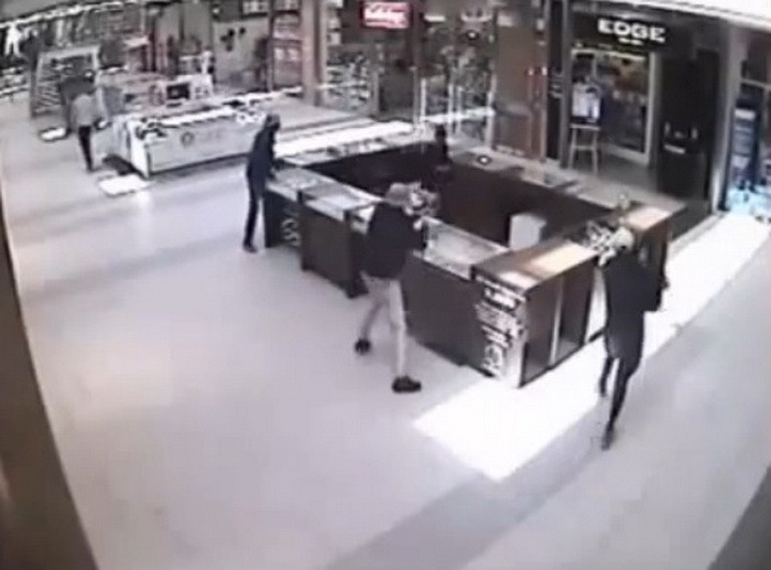 Jaf in centrul Londrei, in plina zi. Un barbat la costum a incercat sa opreasca un hot inarmat cu o maceta. VIDEO