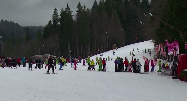 Sute de turisti, pe Valea Prahovei, in acest weekend. Meteorologii anunta ninsori la munte, pana duminica seara