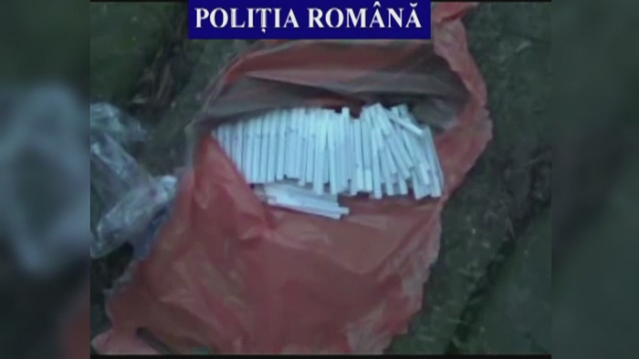Furau chiar de la fabrica la care lucrau. Politistii au anihilat o retea care se ocupa cu afaceri ilegale cu tutun