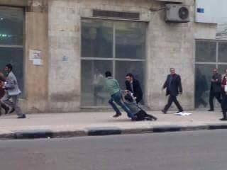 Momentul in care o protestatara a fost impuscata in cap, in Cairo de fortele de ordine, surprins de camere. VIDEO