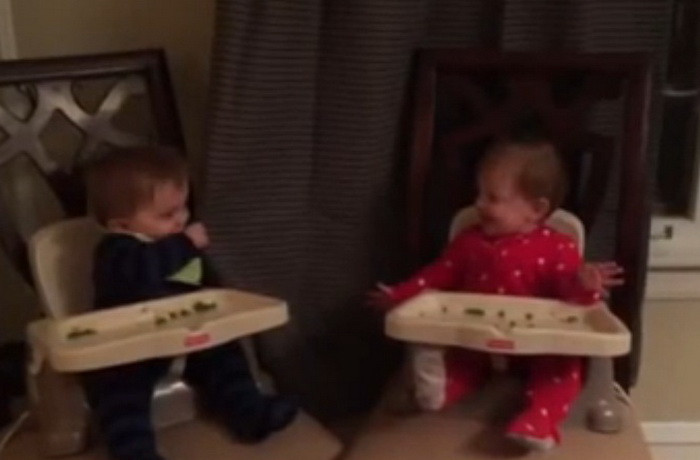 Nou viral pe internet. Doi bebelusi se amuza copios jucandu-se de-a v-ati ascunselea