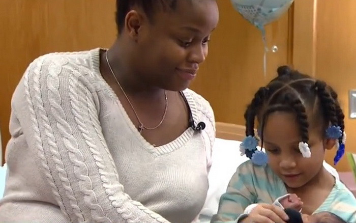 SUA: O fetita de 4 ani si-a salvat mama gravida si epileptica sunand la 911