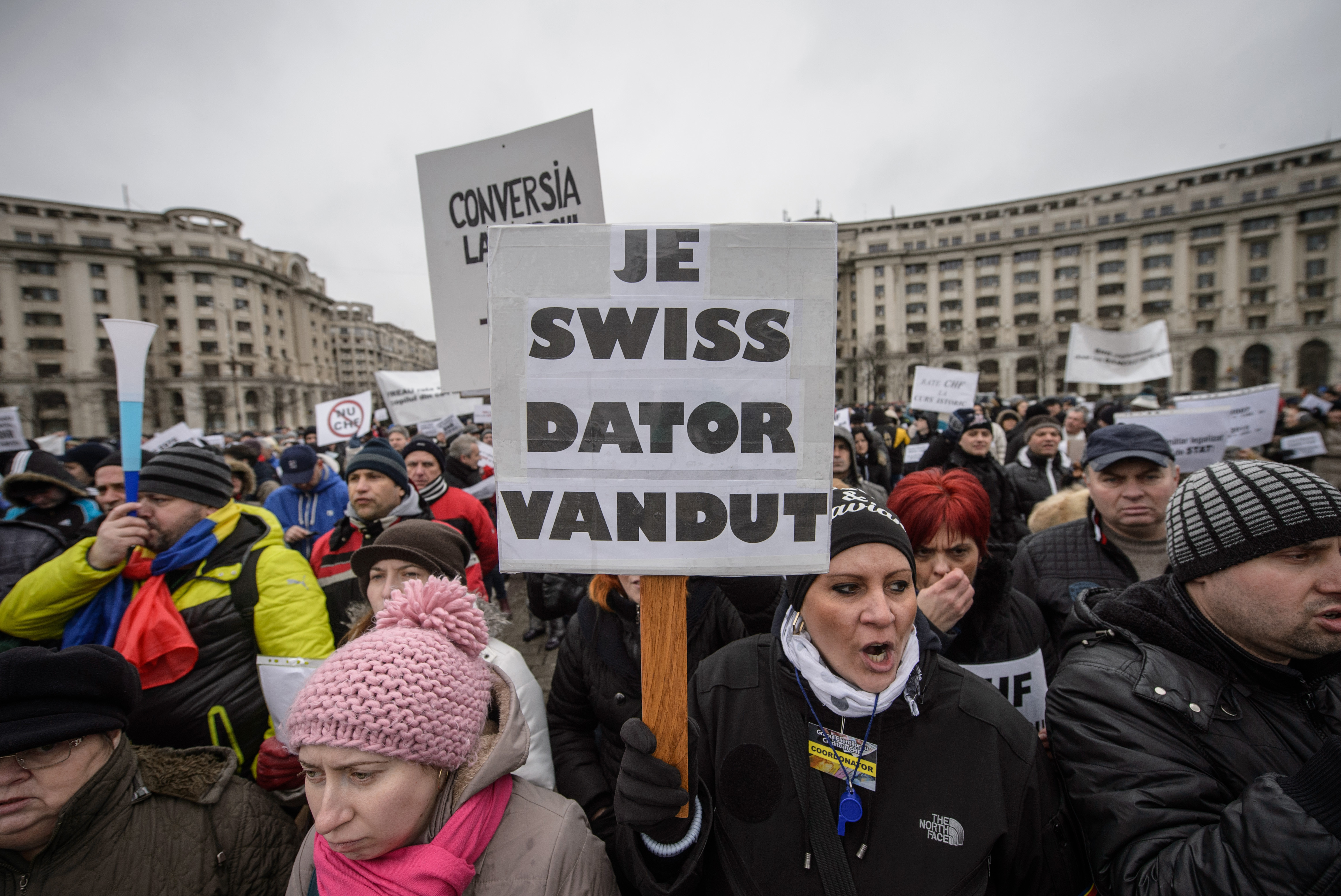 "Je Swiss dator vandut!" Mii de romani cu credite in franci au iesit in strada si au cerut autoritatilor solutii la criza