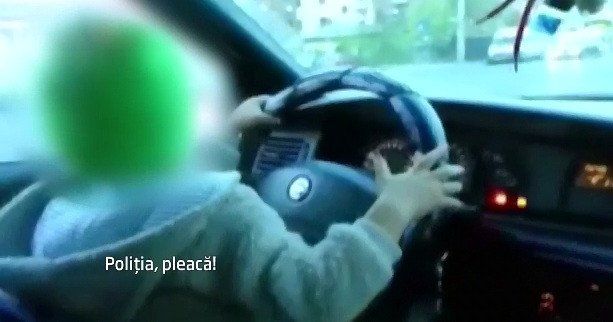 Ce risca parintii care, din inconstienta, isi lasa copiii minori la volan. Cazurile surprinse de soferii aflati in trafic