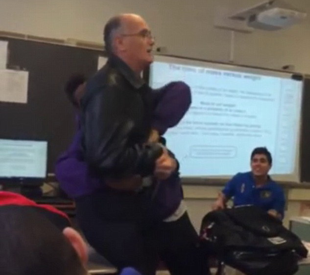 Profesor de liceu atacat de un elev si izbit la pamant de un elev nervos ca i-a fost confiscat mobilul. VIDEO