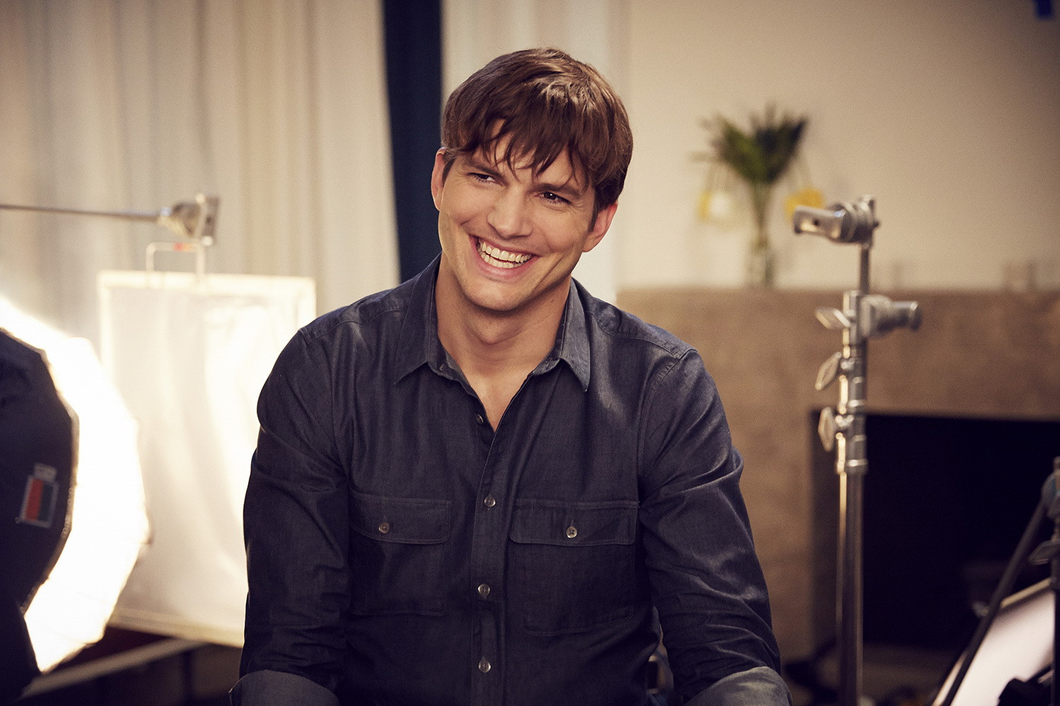 (P) Ashton Kutcher ne arata ca despartirile sunt foarte simple. Actorul joaca in noul spot de promovare a gumei Orbit