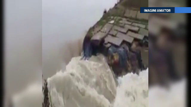 Un dig de pe raul Barzava a cedat, iar apele au acoperit terenuri agricole. Zona afectata de codul portocaliu de inundatii