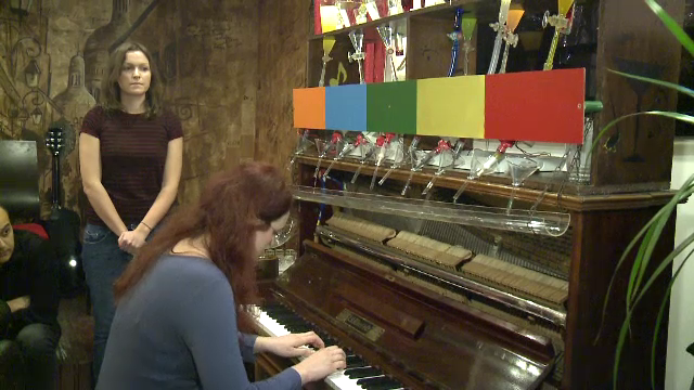 Pianul care face cocktail-uri, adus "pe piata" de doua tinere. Cum s-a nascut ideea care are deja succes in pub-uri