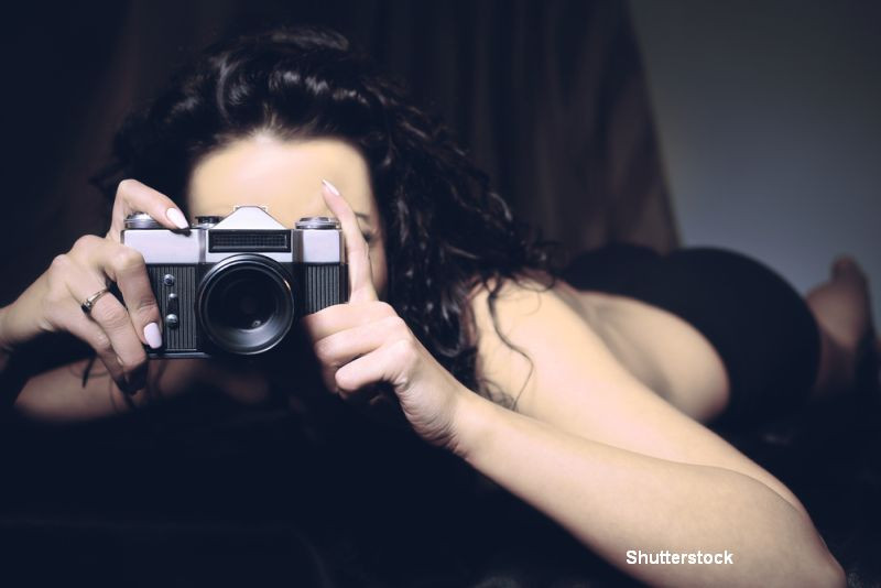 Scandal in Marea Britanie, din cauza unor poze furate de pe Facebook. Ce au patit sute de eleve minore