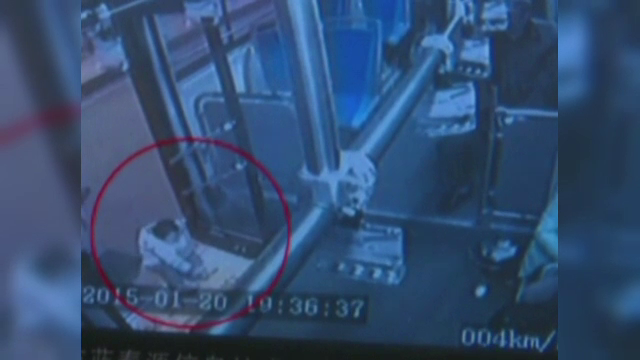 "Sunt plecat in oras". Ce face un copil de un an cand mama lui il scapa din ochi pentru cateva secunde. VIDEO