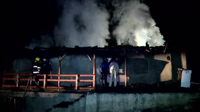 Doi copii au ars de vii, dupa ce mamele lor i-au incuiat intr-o camera si au plecat de acasa. Femeile au retard mintal