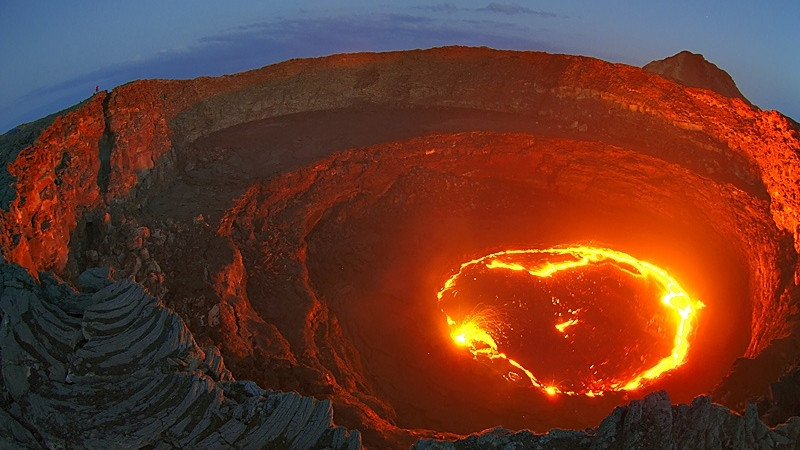 "Pe Luna au ajuns mai multe persoane decat aici". Doi exploratori au coborat in cel mai periculos vulcan din lume. VIDEO