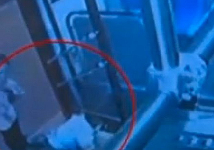 Cum a reusit un bebelus sa urce singur in autobuz si sa ocupe un scaun. Care a fost reactia soferului