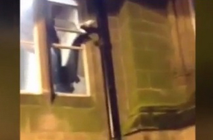 A incercat sa jefuiasca o universitate, dar a ramas intepenit 5 ore cu capul in jos. Cum a fost prins cel mai nepriceput hot